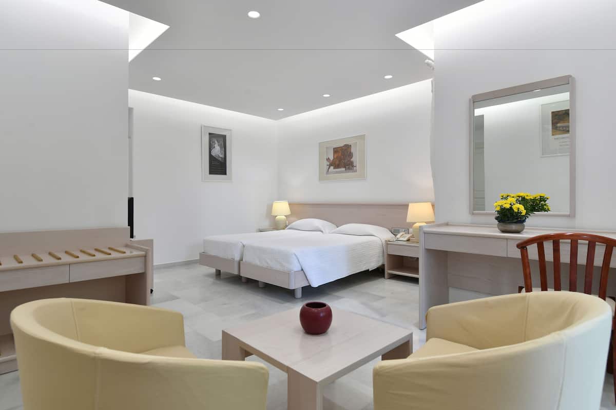 Standard Room, Garden View | 2 bedrooms, minibar, in-room safe, individually decorated