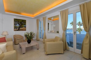 Suite – executive, sjøutsikt | Minibar, safe på rommet, individuelt dekorert og individuelt innredet