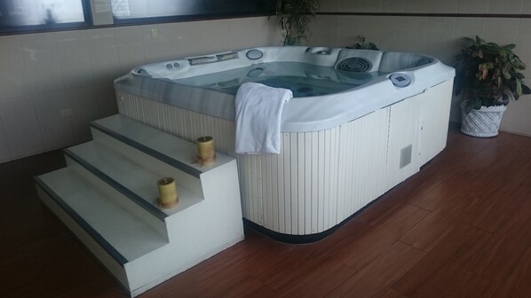 Indoor spa tub