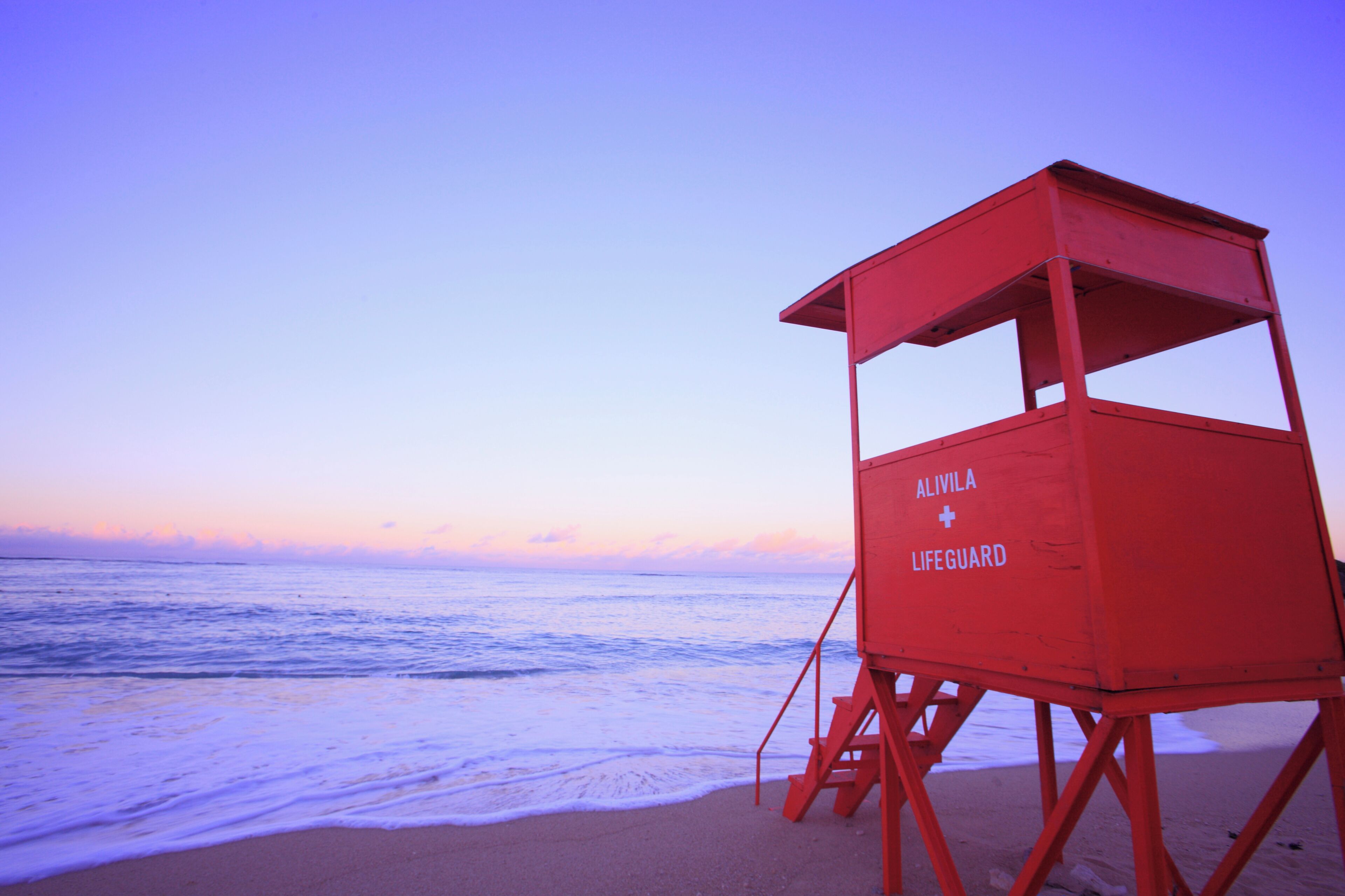 A lifeguard tower labeled 'ALIVILA LIFEGUARD' on a beach.
