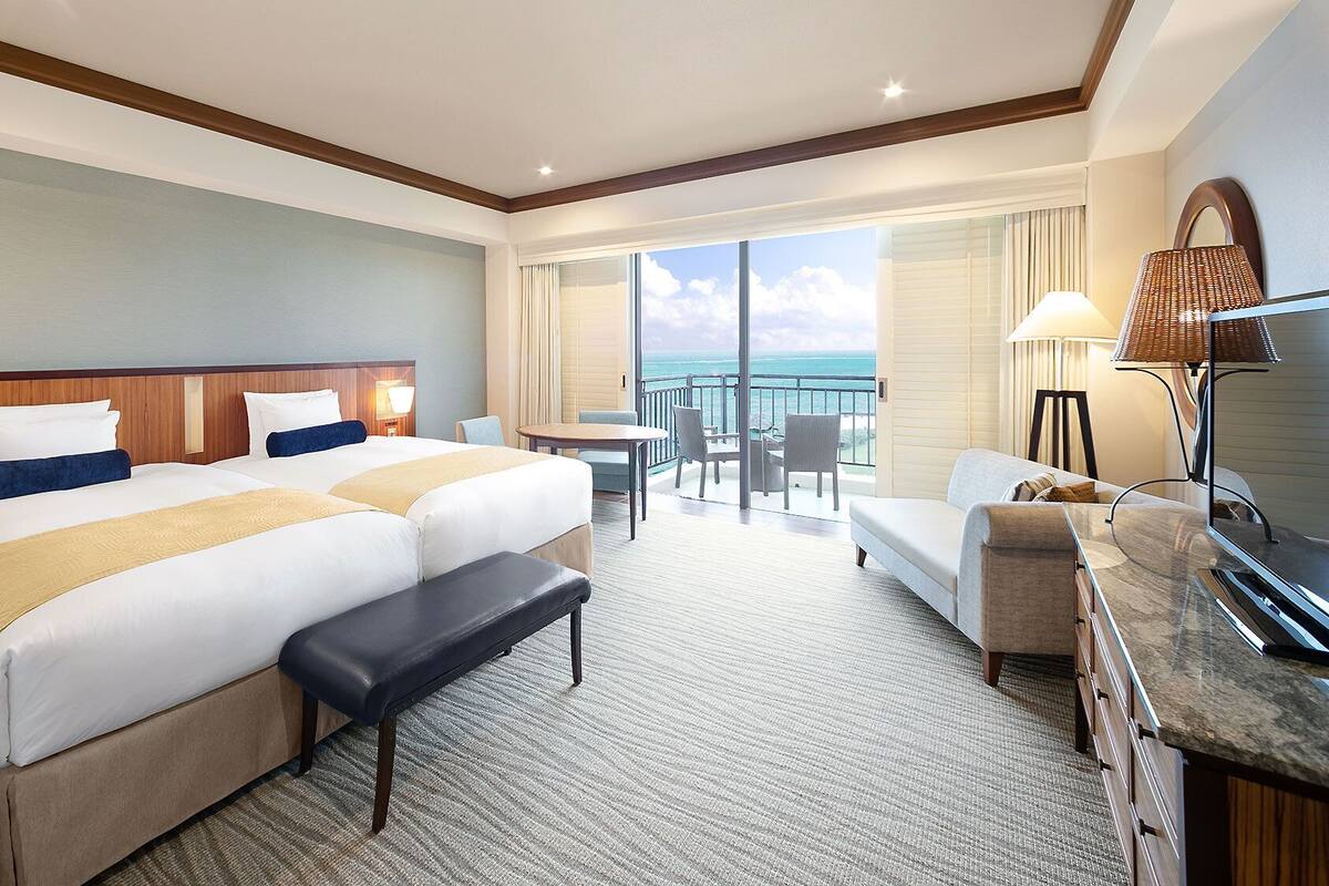 Premium bedding, down comforters, in-room safe, desk