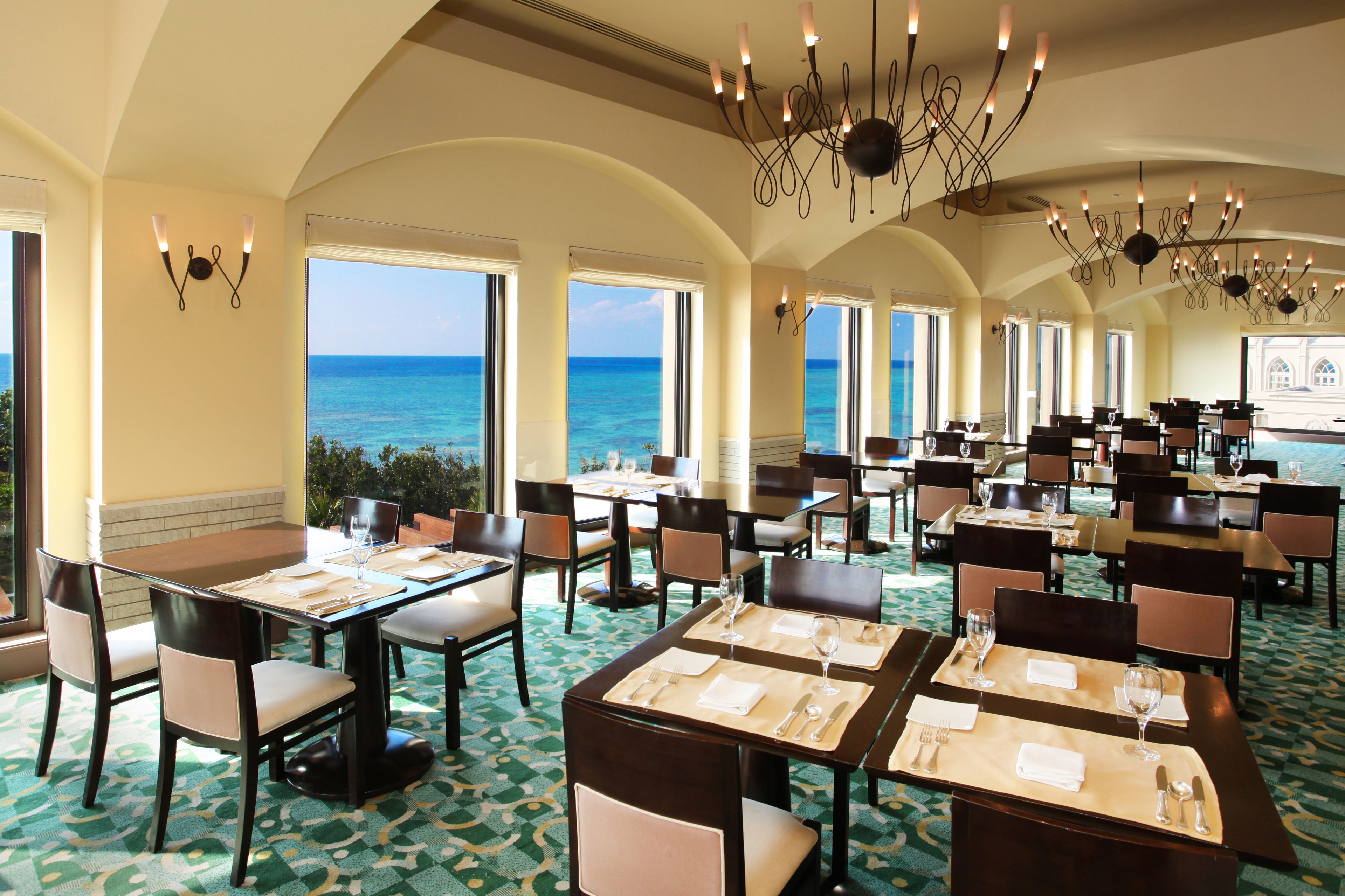 5 间餐厅，供应早餐、午餐和晚餐，时尚欧洲菜