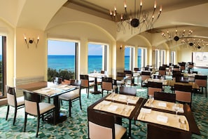 5 restaurants, breakfast, lunch, dinner served; Modern European cuisine - Hotel Nikko Alivila (Yomitan)