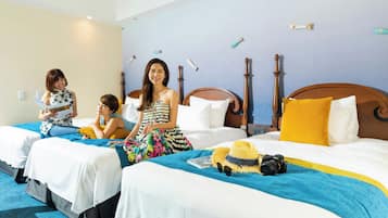 Ein Hotelzimmer mit zwei Betten, einem Holzkopfende und einem blauen Teppich.