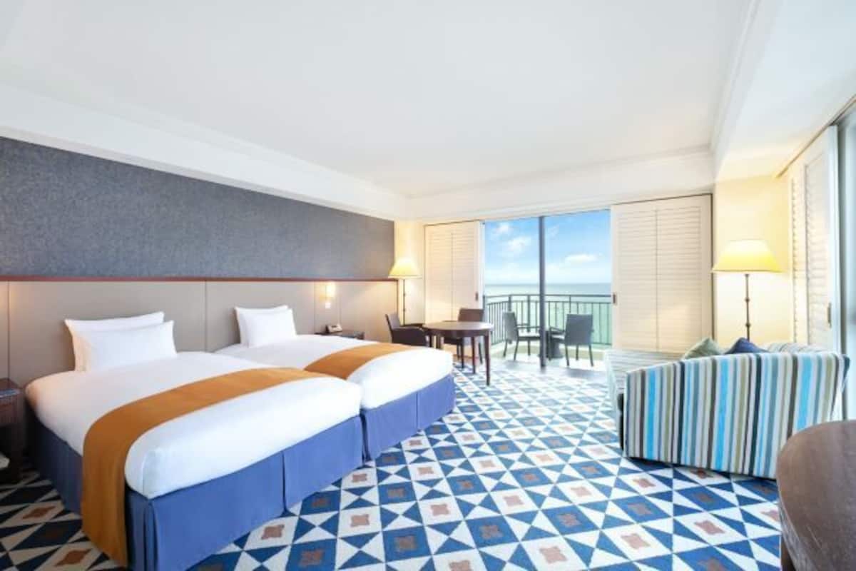 Premium bedding, down comforters, in-room safe, desk