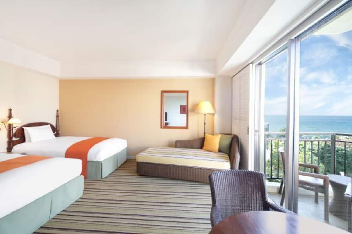 Premium bedding, down comforters, in-room safe, desk