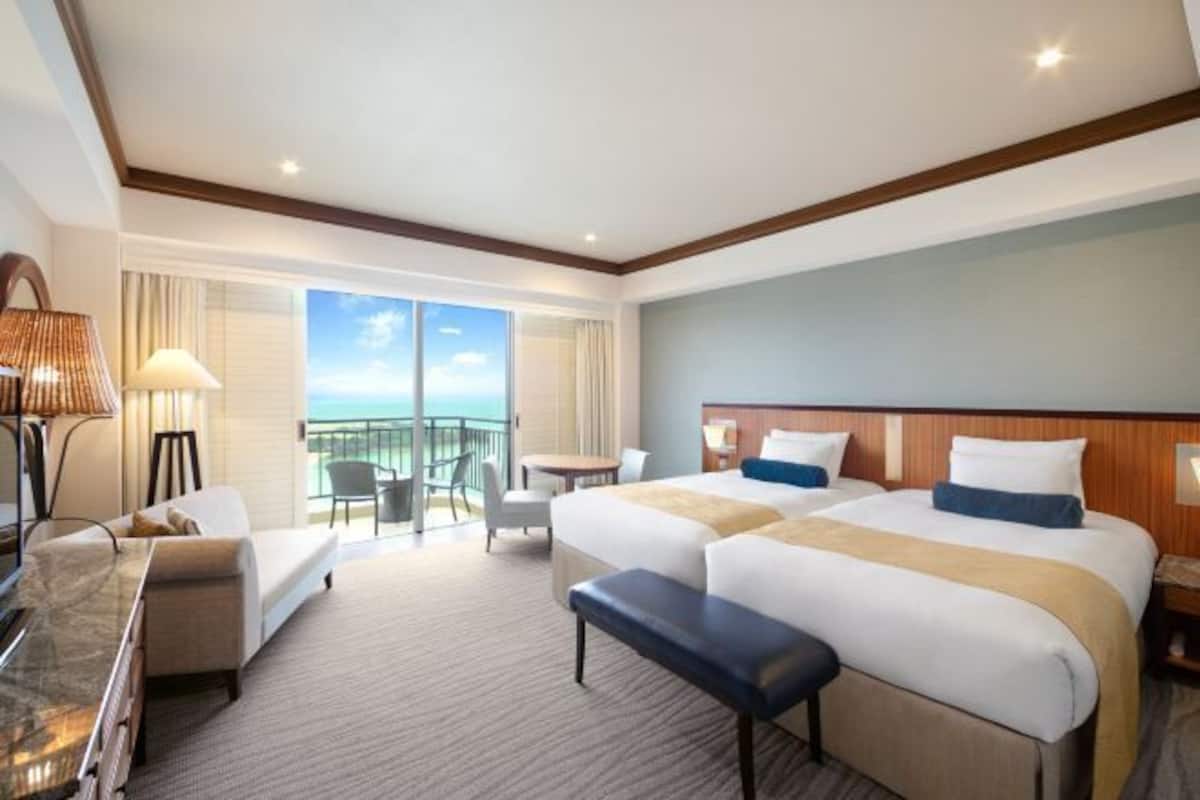 Premium bedding, down comforters, in-room safe, desk