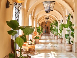 Interior entrance - Hotel Nikko Alivila (Yomitan)