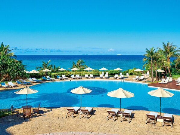 Alberca techada y alberca al aire libre por temporada