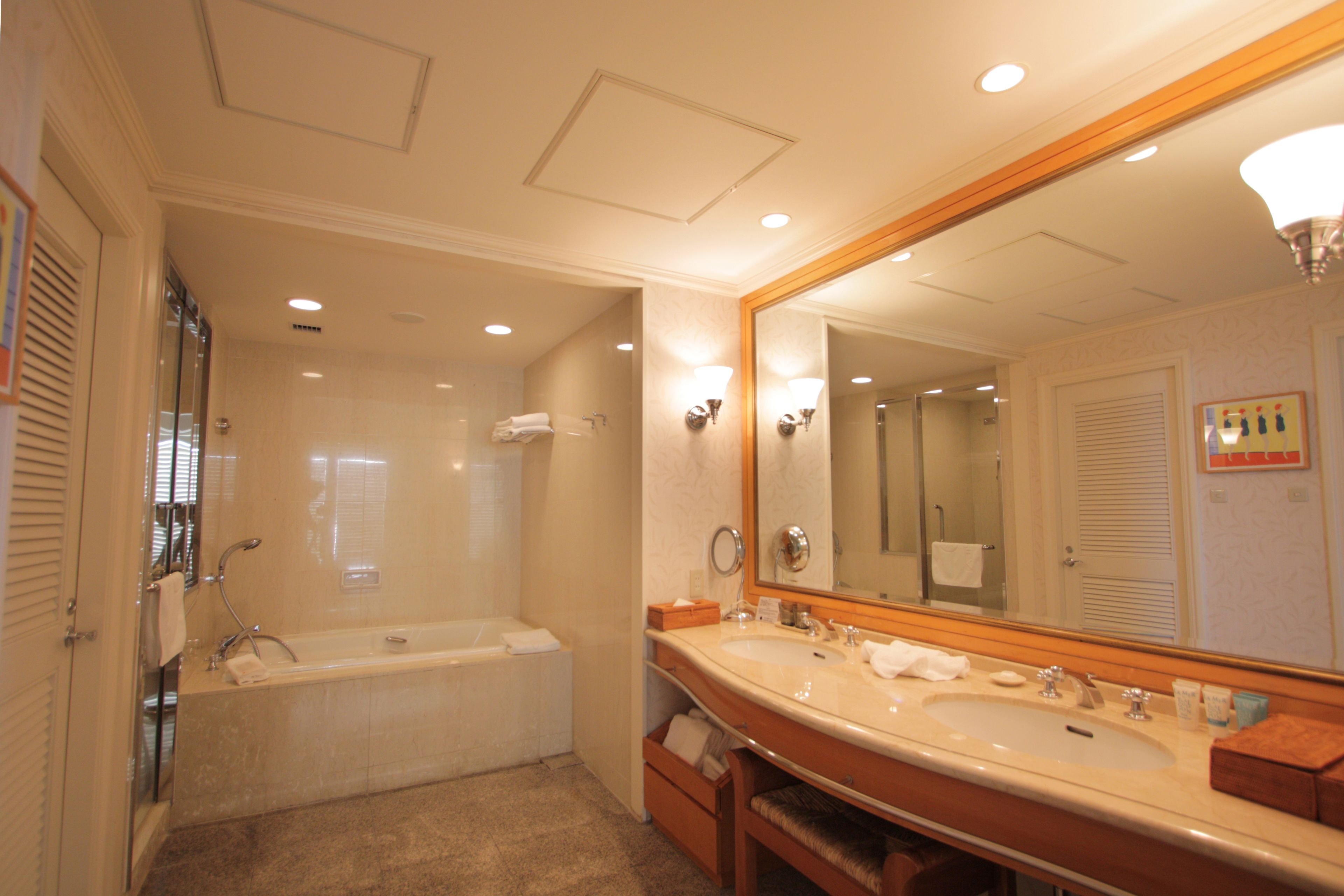alivila suite, non smoking (taxi transfer between airport and hotel available) | bathroom | separate bathtub and shower, deep-soaking bathtub, free toiletries