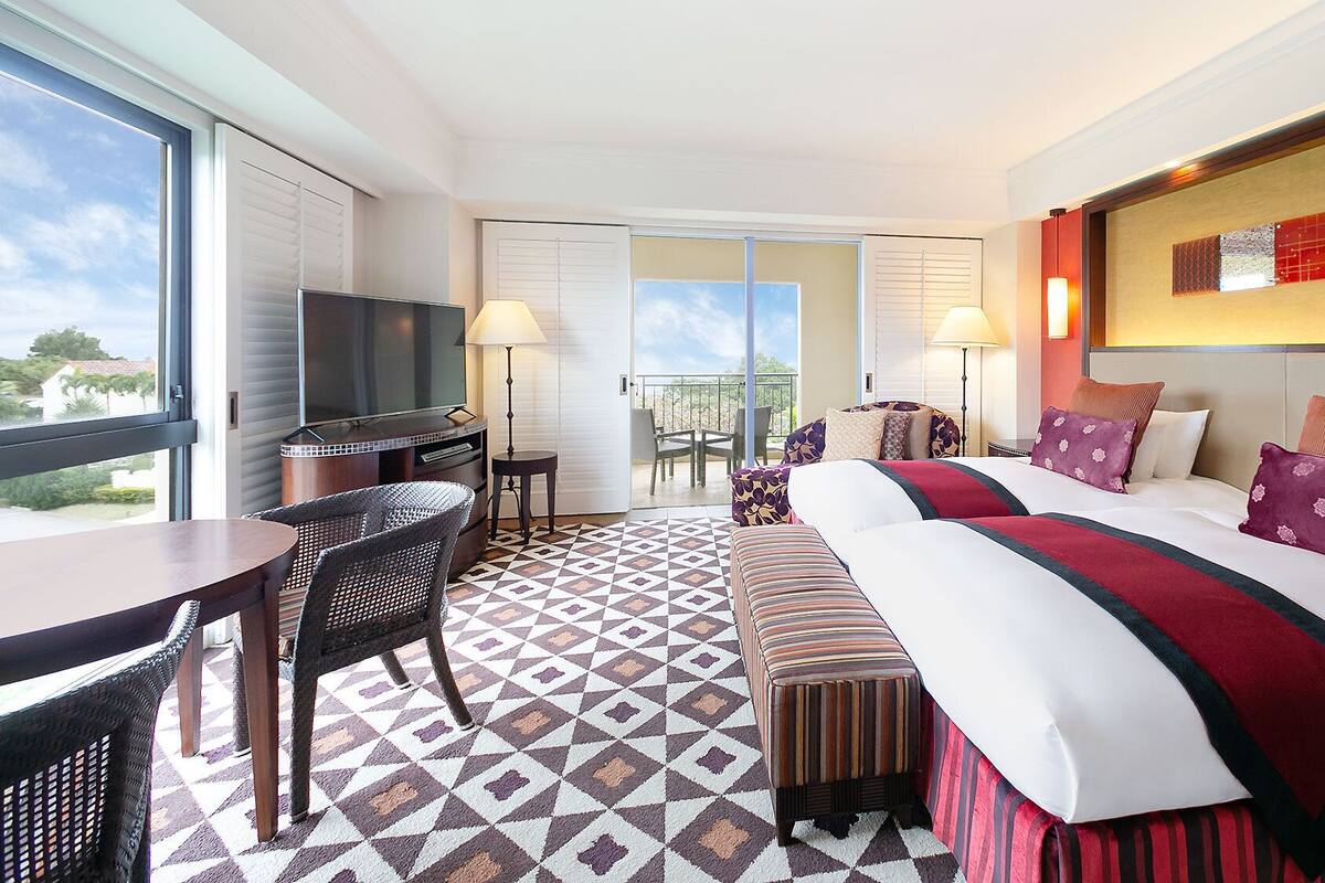 Premium bedding, down comforters, in-room safe, desk