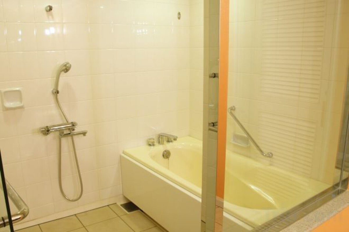 Separate tub and shower, deep soaking tub, free toiletries, hair dryer