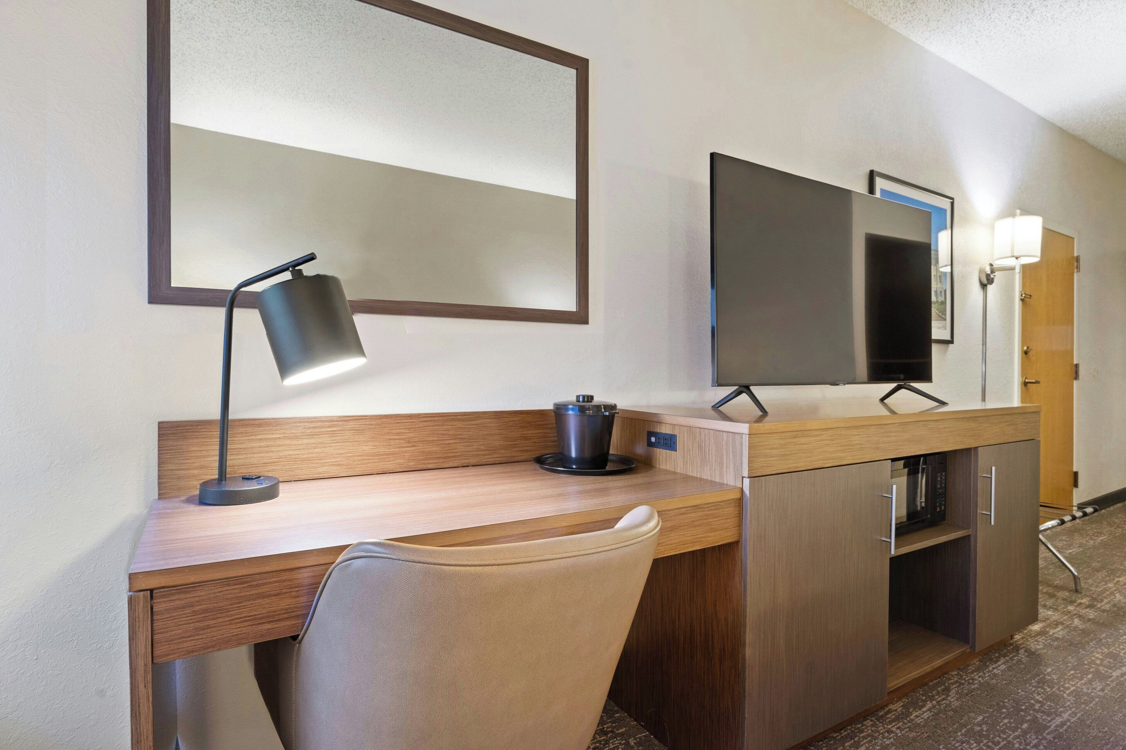 Roupas de cama premium, escrivaninha, cortinas blackout