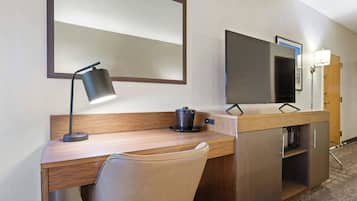 Roupas de cama premium, escrivaninha, cortinas blackout