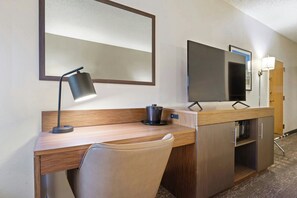 Bộ đồ giường cao cấp, bàn, màn/rèm cản sáng 