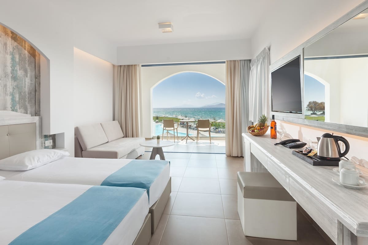 Premium-bungalow, merinäköala | Tallelokero huoneessa, työpöytä, pimennysverhot, ilmainen Wi-Fi