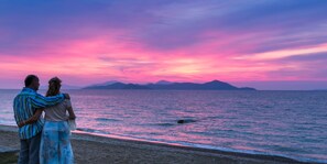 Playa en los alrededores, camastros, sombrillas y toallas de playa