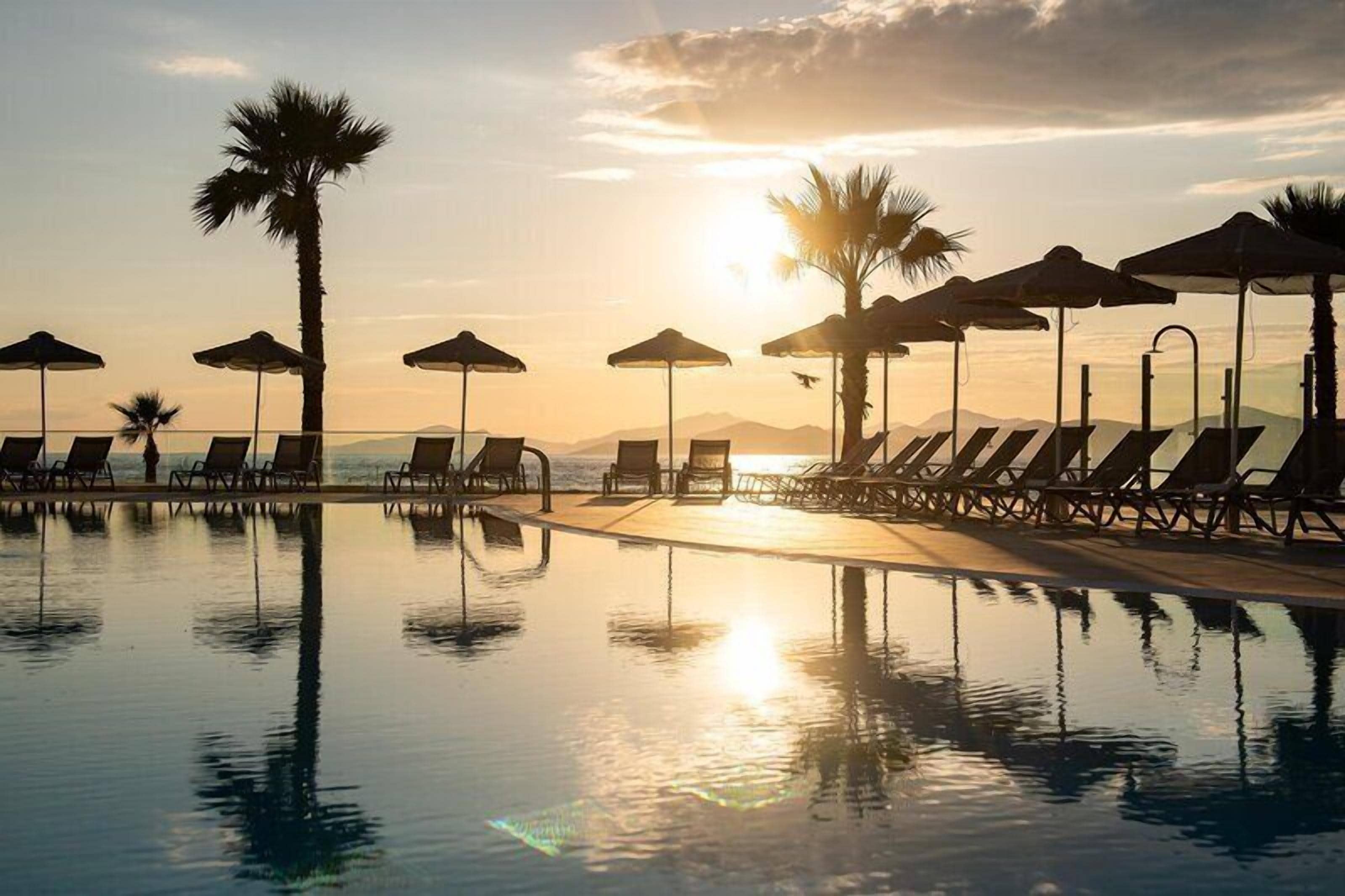4 outdoor pools, open 10:00 AM to 6 PM, pool umbrellas, sun loungers