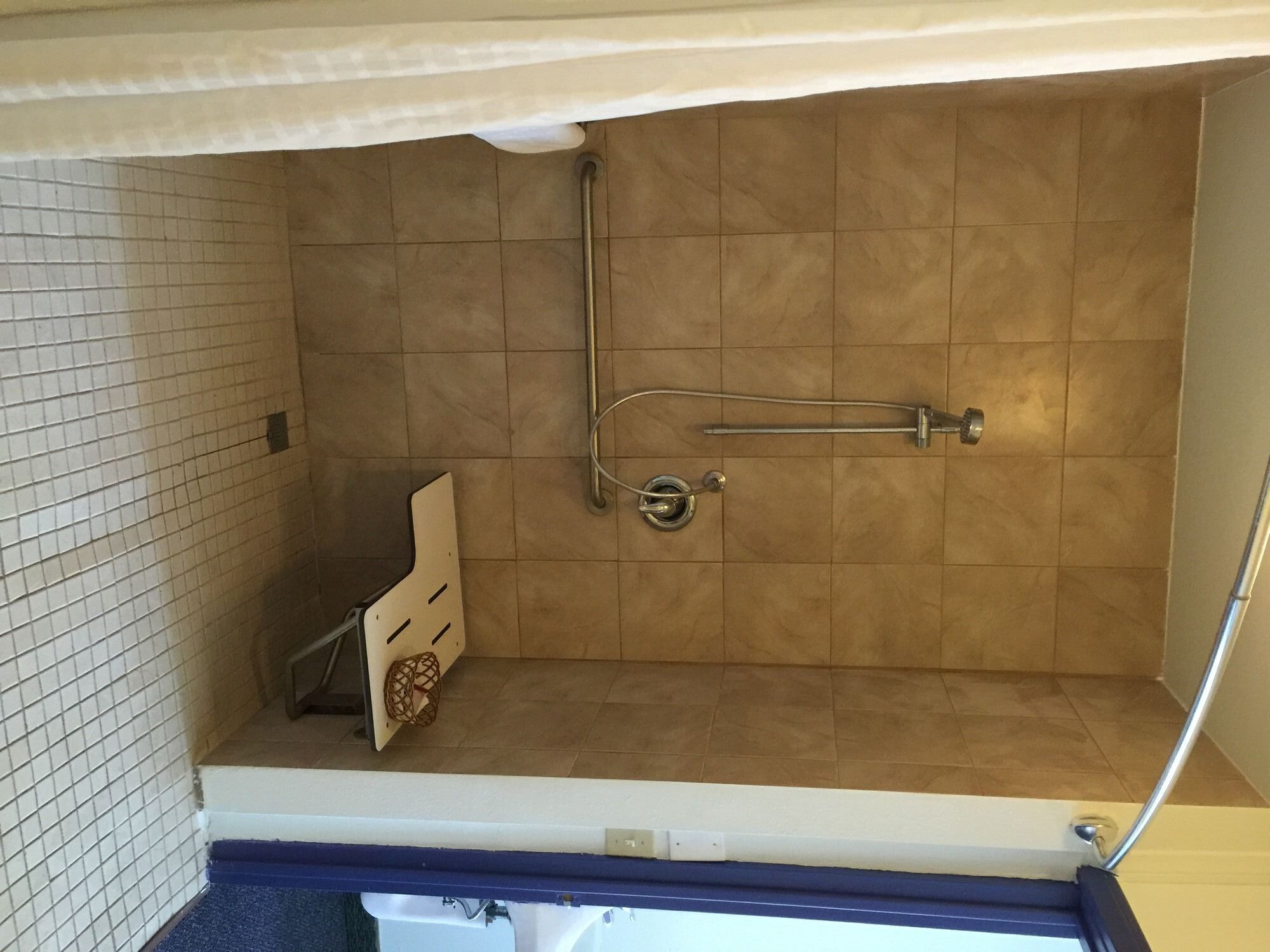 combined shower/bathtub, deep-soaking bathtub, free toiletries