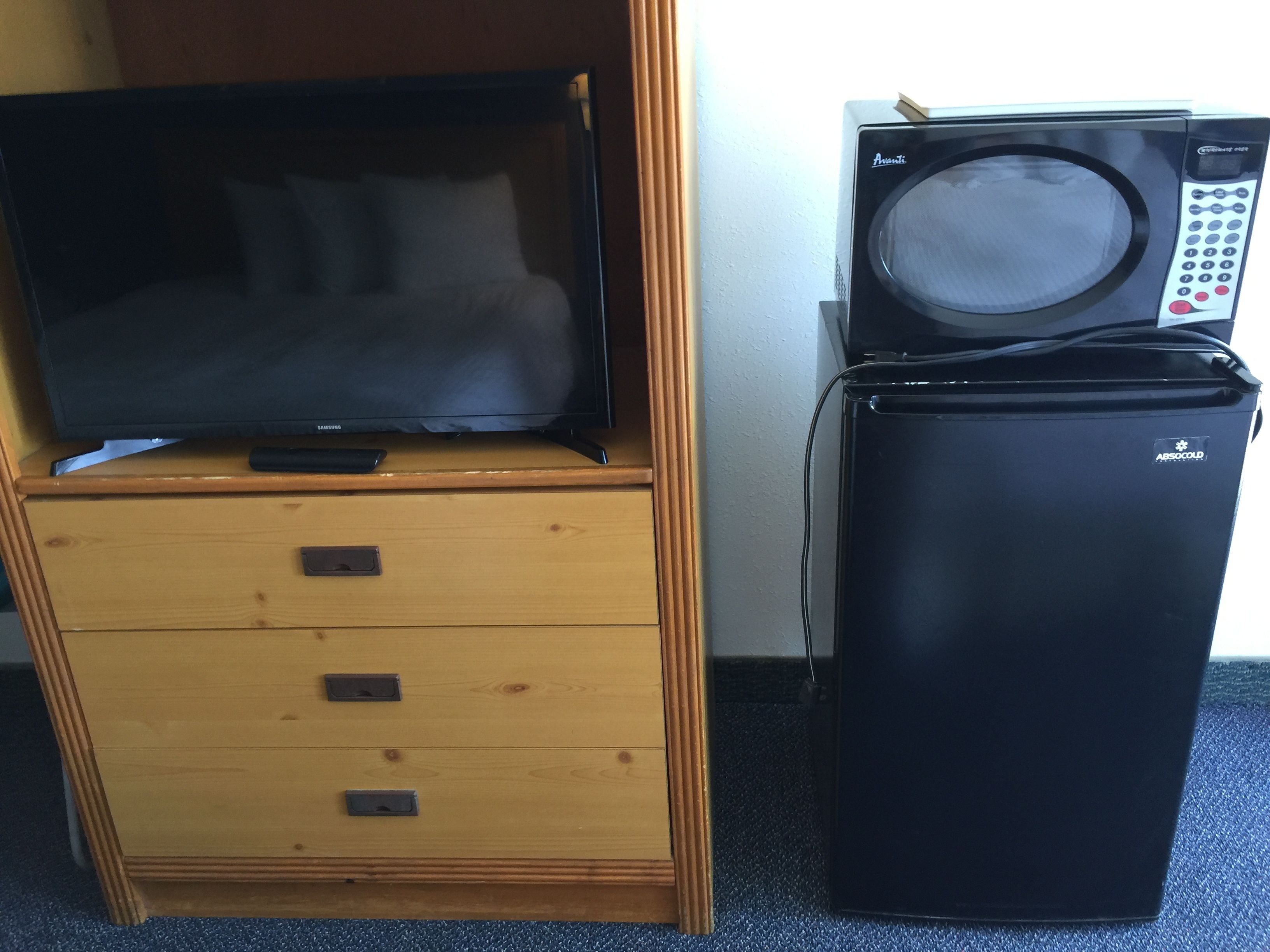 deluxe room, 2 queen beds | microwave