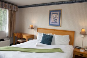 Desk, blackout drapes, rollaway beds, free WiFi - Bay Inn and Suites at Seaworld (San Diego)