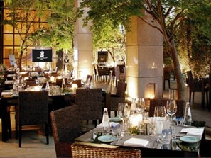 3 restaurants; breakfast, lunch, dinner, and brunch served - Le Meridien Seoul (Seoul)