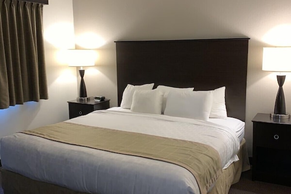 Bureau, fer et planche à repasser, lits bébé (gratuits), Wi-Fi gratuit