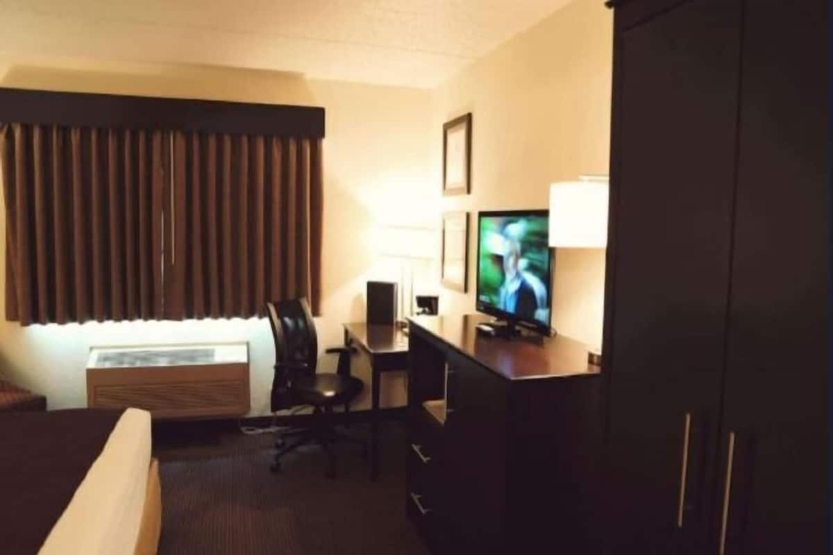 Desk, iron/ironing board, free cots/infant beds, free WiFi