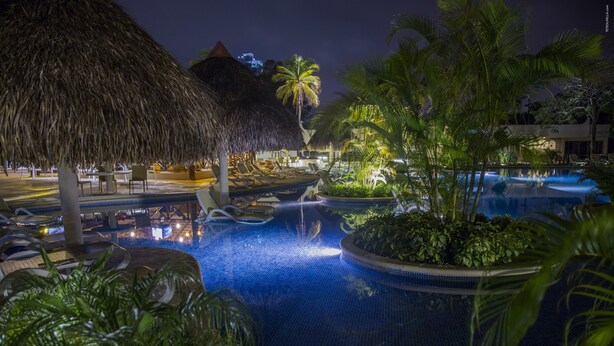 Outdoor pool - Coronado Luxury Club & Suites (Nueva Gorgona)