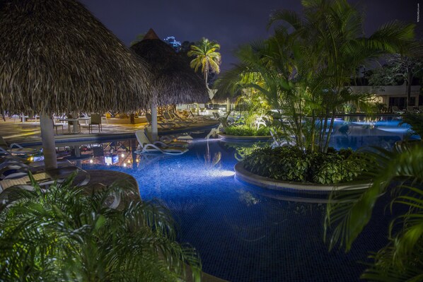 2 outdoor pools, pool umbrellas