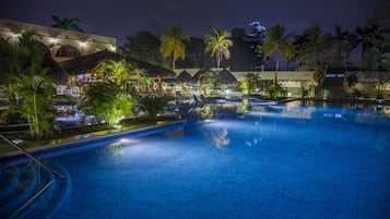 2 outdoor pools, pool umbrellas