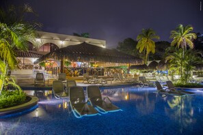 2 piscinas al aire libre, sombrillas