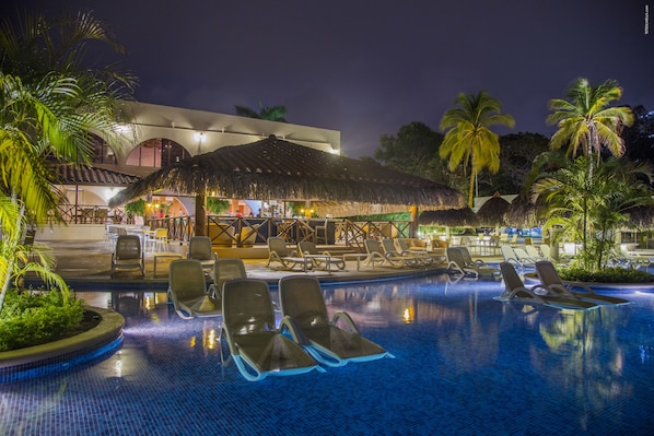 2 outdoor pools, pool umbrellas