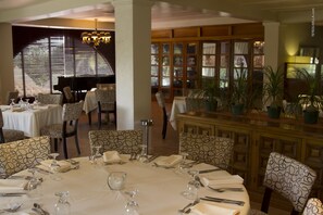 4 restaurants, breakfast served