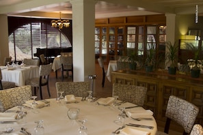 4 restaurants, breakfast served