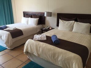 Swim Up Romantic, 1 King Bed | Minibar, in-room safe, individually furnished, laptop workspace