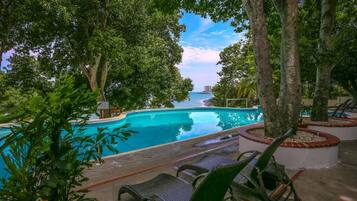 2 outdoor pools, pool umbrellas