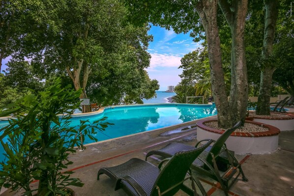 2 albercas al aire libre y sombrillas en la alberca 