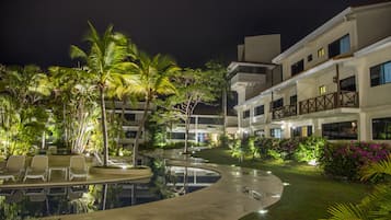 2 outdoor pools, pool umbrellas
