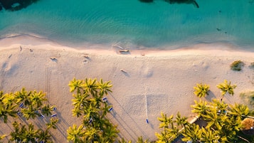 På stranden, vit sandstrand, solstolar och parasoller