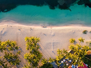 On the beach, white sand, sun loungers, beach umbrellas - Coral Costa Caribe Beach Resort - All Inclusive (Guayacanes)
