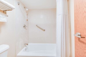 Chambre, 1 très grand lit, accessible aux personnes à mobilité réduite, non-fumeur | Salle de bain