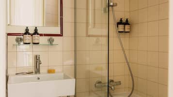 Chambre Double Supérieure | Salle de bain | Sèche-cheveux, serviettes fournies