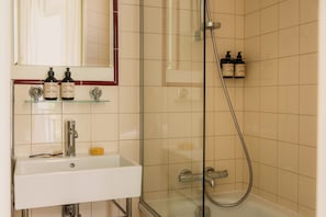 Superior Double Room | Bathroom | Hair dryer, towels - Hôtel Gaston (Paris)