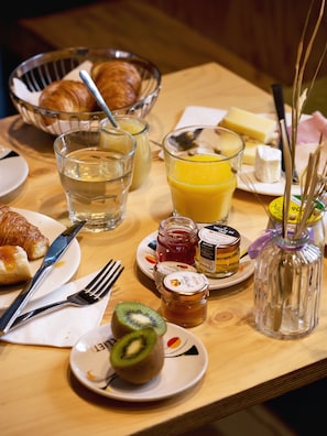 Daily buffet breakfast for a fee - Hôtel Gaston (Paris)