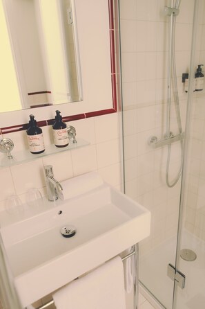 Hair dryer, towels - Hôtel Gaston (Paris)