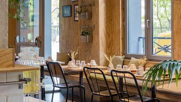 Desayuno buffet diario (EUR 15 por persona)