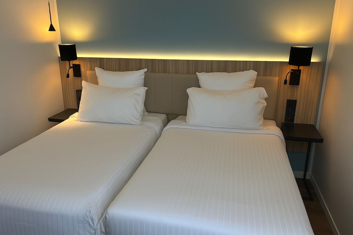 Standard Room, 2 Katil Bujang (Single) | Peralatan tempat tidur premium, peti besi dalam bilik, meja 