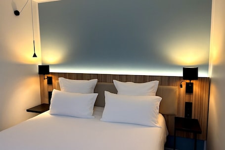 Ropa de cama de alta calidad y caja de seguridad en la habitación