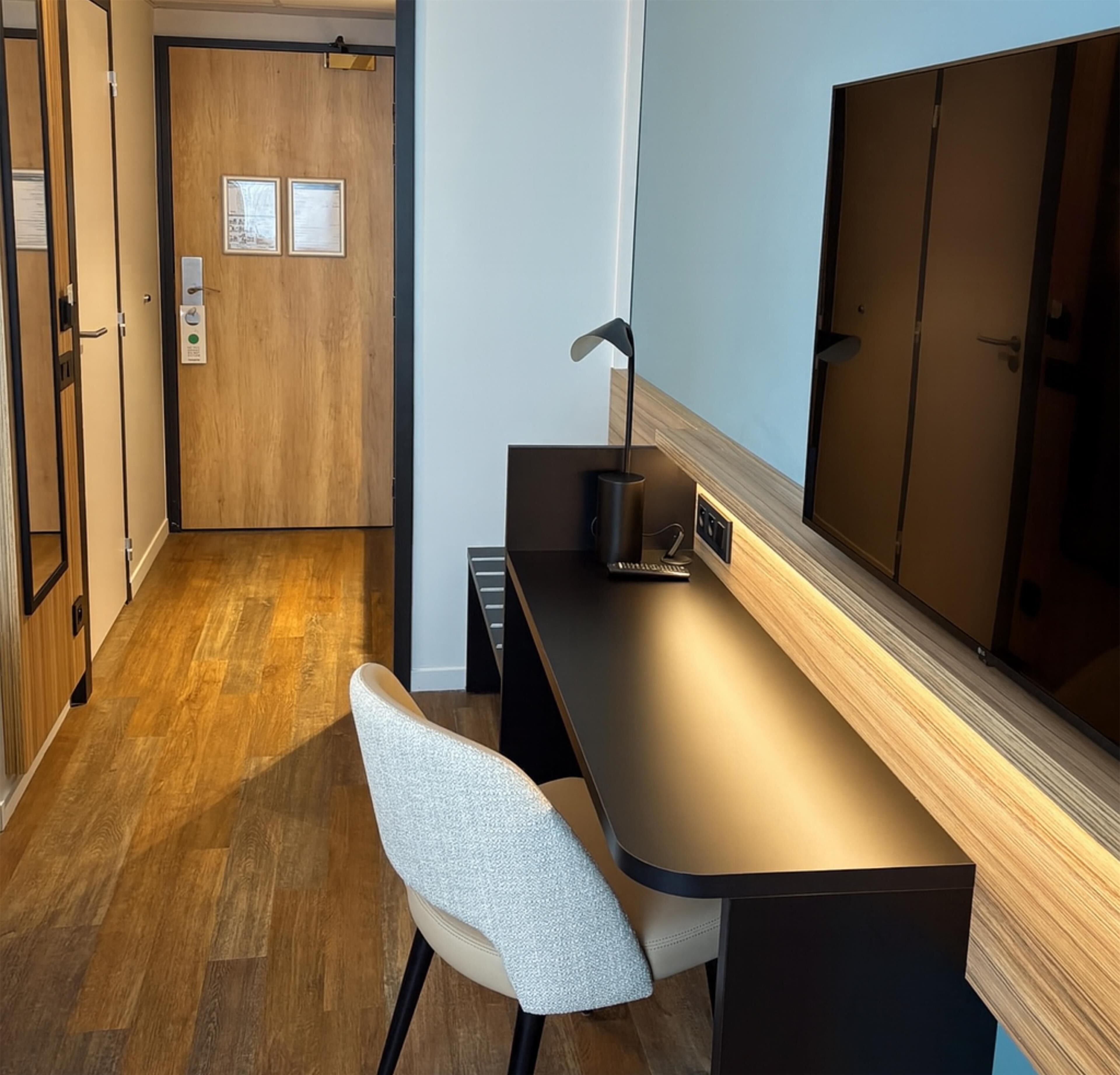 Standard Room, 1 Double Bed | Premium bedding, in-room safe, individually furnished, desk